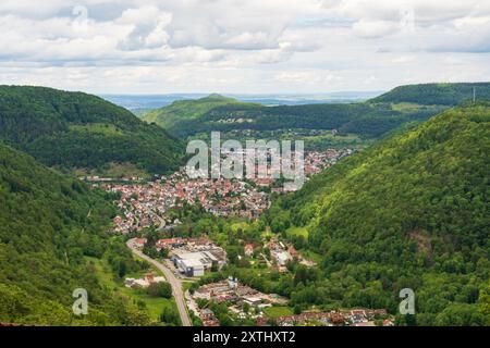 Il castello di Lichtenstein, castello neogotico situato nel Giura svevo della Germania meridionale, si affaccia sulla valle dell'Echaz vicino a Honau, Reutlingen in Foto Stock