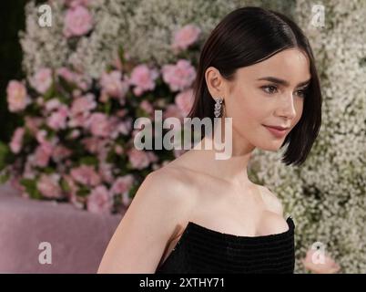 Los Angeles, Stati Uniti. 14 agosto 2024. Lily Collins arriva alla premiere EMILY IN PARIS di Netflix, stagione 4 parte 1, tenutasi all'Egyptian Theatre di Los Angeles, CA mercoledì 14 agosto 2024. (Foto di Sthanlee B. Mirador/Sipa USA) credito: SIPA USA/Alamy Live News Foto Stock