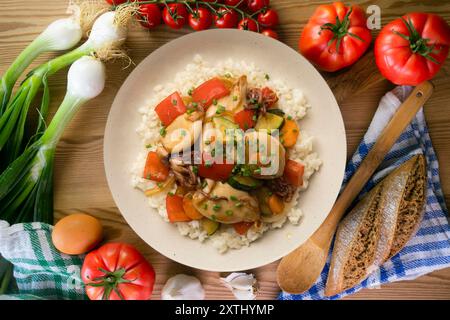 Wok-Fried Calmares con verdure su riso bianco. Foto Stock