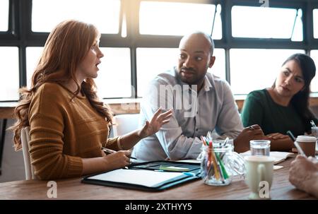 Discussione, creatività e team di persone aziendali in ufficio per la creazione di un comunicato stampa per la gestione del marchio. Riunione, pianificazione e gruppo di persone Foto Stock