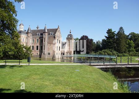 Castello olandese di Ruurlo circondato da un fossato vicino al villaggio di Ruurlo nella provincia di Gelderland, nei Paesi Bassi Foto Stock