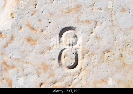 GIORNATA MONDIALE E COMMERCIALE. Giornata mondiale delle statistiche. Giornata nazionale della numerazione. Primo piano del numero 8 inciso, scolpito in pietra. Giorno di calendario 8. Estonia Foto Stock