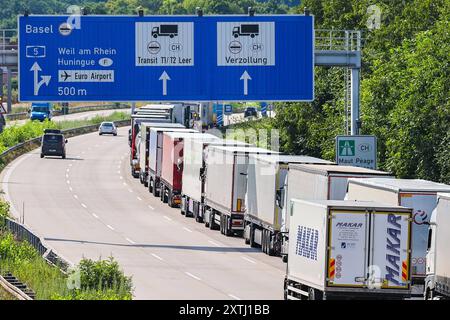 Grenzübergang LKW-Stau, Symbolbild, Grenzübergang, Basilea, LKW-Stau, Autobahn, Transitverkehr, Zoll, Schweiz, EuroAirport, Verzollung, Maut, Grenzverkehr, Verkehrsstau, Spedition, Logistik, Internationaler Handel, trasporti, Autobahn A5, Grenze Deutschland-Schweiz *** ingorgo stradale di frontiera, immagine simbolica, valico di frontiera, Basilea, ingorgo stradale, autostrada, traffico di transito, dogana, Svizzera, EuroAirport, sdoganamento, pedaggio, traffico frontaliero, ingorgo, spedizione di merci, logistica, commercio internazionale, trasporti, autostrada A5, confine tedesco-svizzero Copyright: xGrantxHubbsx Foto Stock