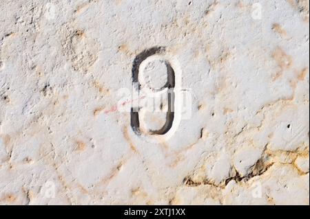 GIORNATA MONDIALE E COMMERCIALE. Giornata mondiale delle statistiche. Giornata nazionale della numerazione. Primo piano del numero 8 inciso, scolpito in pietra. Giorno di calendario 8. Estonia Foto Stock