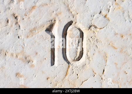 GIORNATA MONDIALE E COMMERCIALE. Giornata mondiale delle statistiche. Giornata nazionale della numerazione. Primo piano del numero 8 inciso, scolpito in pietra. Giorno di calendario 10 Foto Stock