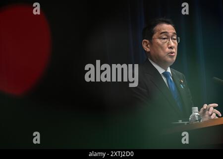 (240815) -- PECHINO, 15 agosto 2024 (Xinhua) -- il primo ministro giapponese Fumio Kishida parla durante una conferenza stampa presso l'ufficio del primo ministro a Tokyo, Giappone, 14 agosto 2024. Il primo ministro giapponese Fumio Kishida ha annunciato mercoledì che non si candiderà alle elezioni presidenziali del Partito Liberal Democratico (LDP) al governo il mese prossimo, in un conto alla rovescia per il suo mandato di tre anni. (Philip Fong/Pool via Xinhua) Foto Stock