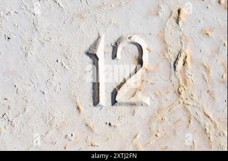 GIORNATA MONDIALE E COMMERCIALE. Giornata mondiale delle statistiche. Giornata nazionale della numerazione. Primo piano del numero 12 inciso, scolpito in pietra. Giorno di calendario 12. Estonia Foto Stock