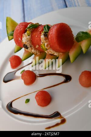 RICETTA DI INSALATA DI FETA ANELLI RICOPERTI DI FRUTTA SECCA, PISTACHE, NOCI E PASTEQUE Foto Stock