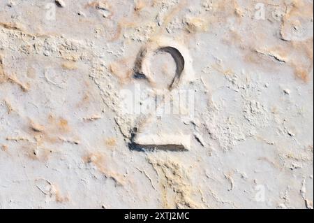 GIORNATA MONDIALE E COMMERCIALE. Giornata mondiale delle statistiche. Giornata nazionale della numerazione. Primo piano del numero 2 inciso, scolpito in pietra. Giorno di calendario 2. Estonia Foto Stock