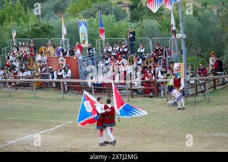 Concorso di sbandieratura durante il torneo di giostre al festival medievale Giostra di Simone, Montisi, Montalcino, provincia di Siena, italia Foto Stock