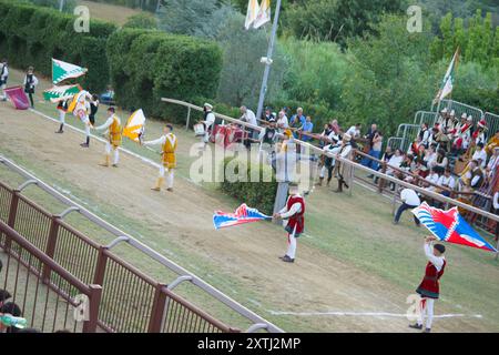 Concorso di sbandieratura durante il torneo di giostre al festival medievale Giostra di Simone, Montisi, Montalcino, provincia di Siena, italia Foto Stock