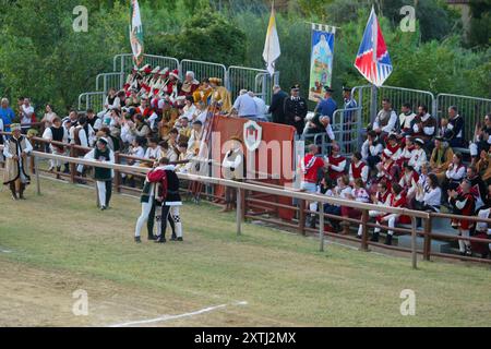 Concorso di sbandieratura durante il torneo di giostre al festival medievale Giostra di Simone, Montisi, Montalcino, provincia di Siena, italia Foto Stock