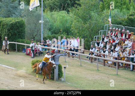 Cavaliere che carica a cavallo con lancia durante il torneo di giostra al festival medievale Giostra di Simone, Montisi, Montalcino, provincia di Siena, italia Foto Stock