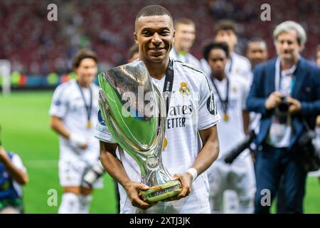 Kylian Mbappe di Real posa per una foto con il trofeo durante la finale della Supercoppa UEFA 2024 tra il Real Madrid e l'Atalanta allo stadio PGE Narodowy di Varsavia, Polonia. Foto Stock