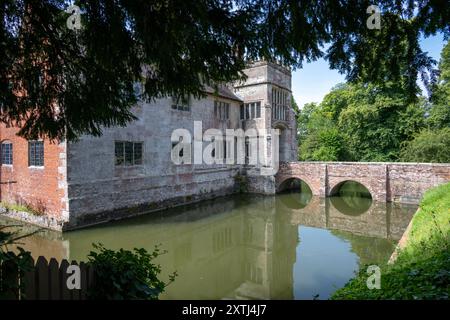 Baddesley Clinton Historical House con Moat and Gardens, Warwickshire, Inghilterra, Regno Unito Foto Stock