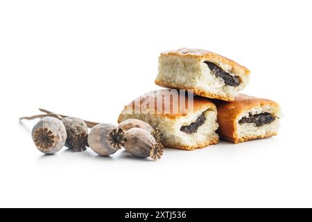 Panino dolce con semi di papavero isolati su sfondo bianco. Foto Stock