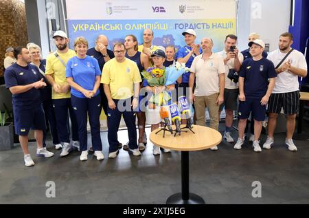 KIEV, UCRAINA - 14 AGOSTO 2024 - i rappresentanti delle squadre nazionali di lotta libera e pentathlon moderno posano per una foto durante la cerimonia di benvenuto presso il terminal ferroviario centrale al loro ritorno dai Giochi Olimpici di Parigi 2024, Kiev, capitale dell'Ucraina. Foto Stock