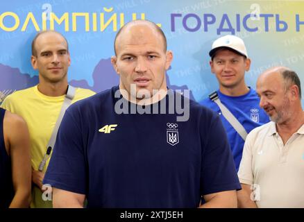 KIEV, UCRAINA - 14 AGOSTO 2024 - il lottatore freestyle ucraino Oleksandr Khotsianivskyi parla durante la cerimonia di benvenuto delle squadre nazionali di lotta freestyle e pentathlon moderno dei Giochi Olimpici di Parigi 2024 presso il terminal ferroviario centrale di Kiev, capitale dell'Ucraina. Foto Stock