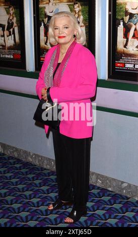 Foto file - il membro del cast Gena Rowlands, ritratta mentre arriva al teatro Chelsea Nine per assistere alla prima proiezione di Hysterical Blindness di HBO a New York City, NY, USA il 22 agosto 2002. L'attrice nominata all'Oscar Gena Rowlands, la cui carriera sullo schermo ha durato quasi settant'anni, è morta a 94 anni. Rowlands era nota sia per il suo lavoro nel primo cinema indipendente insieme al suo primo marito, il regista John Cassavetes, così come per i titoli più popolari della sua carriera, tra cui "Hope Floats" nel 1998 con Sandra Bullock e il film di successo "The notebook" nel 2004. Foto di Nicolas Khayat/ Foto Stock