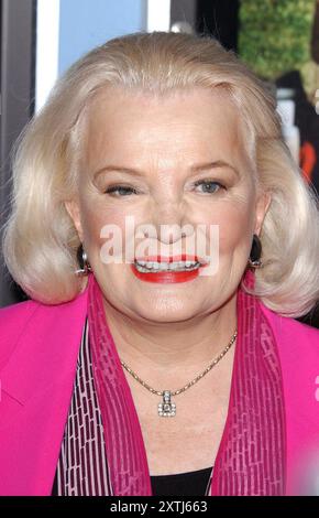 Foto file - il membro del cast Gena Rowlands, ritratta mentre arriva al teatro Chelsea Nine per assistere alla prima proiezione di Hysterical Blindness di HBO a New York City, NY, USA il 22 agosto 2002. L'attrice nominata all'Oscar Gena Rowlands, la cui carriera sullo schermo ha durato quasi settant'anni, è morta a 94 anni. Rowlands era nota sia per il suo lavoro nel primo cinema indipendente insieme al suo primo marito, il regista John Cassavetes, così come per i titoli più popolari della sua carriera, tra cui "Hope Floats" nel 1998 con Sandra Bullock e il film di successo "The notebook" nel 2004. Foto di Nicolas Khayat/ Foto Stock