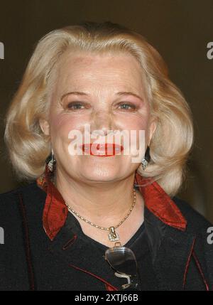 File Photo - Gena Rowlands partecipa alla proiezione speciale di The Assegnated Hand, debutto alla regia di Peter fonda nel 1971 restaurato dal classico originale e disponibile su DVD in edizione speciale a Los Angeles, CA, USA il 22 ottobre 2003. L'attrice nominata all'Oscar Gena Rowlands, la cui carriera sullo schermo ha durato quasi settant'anni, è morta a 94 anni. Rowlands era nota sia per il suo lavoro nel primo cinema indipendente insieme al suo primo marito, il regista John Cassavetes, sia per i titoli più popolari della sua carriera, tra cui "Hope Floats" nel 1998 con Sandra Bullock e il film di successo "The notebook Foto Stock