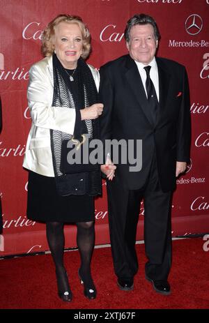 Foto file - Gena Rowland e Robert Forrest arrivano al 25° evento annuale di gala dei Palm Springs International Film Festival Awards al Palm Springs Convention Center il 4 gennaio 2014 a Palm Springs, CA, USA. L'attrice nominata all'Oscar Gena Rowlands, la cui carriera sullo schermo ha durato quasi settant'anni, è morta a 94 anni. Rowlands era nota sia per il suo lavoro nel primo cinema indipendente insieme al suo primo marito, il regista John Cassavetes, così come per i titoli più popolari della sua carriera, tra cui "Hope Floats" nel 1998 con Sandra Bullock e il film di successo "The notebook" nel 2004. Foto di Lionel Hahn/ Foto Stock