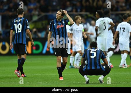 Berat Ridvan Djimsiti (Atalanta)Marten de Roon (Atalanta)Ben Godfrey (Atalanta) durante la partita di Supercoppa europea UEFA 2024 tra il Real Madrid 2-0 Atalanta allo Stadio Nazionale il 14 agosto 2024 a Varsavia, Polonia. Crediti: Maurizio Borsari/AFLO/Alamy Live News Foto Stock