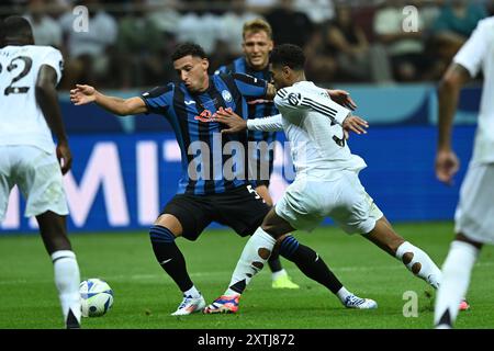 Ben Godfrey (Atalanta) Jude Bellingham (Real Madrid) durante la partita di Supercoppa europea UEFA 2024 tra il Real Madrid 2-0 Atalanta allo Stadio Nazionale il 14 agosto 2024 a Varsavia, Polonia. Crediti: Maurizio Borsari/AFLO/Alamy Live News Foto Stock