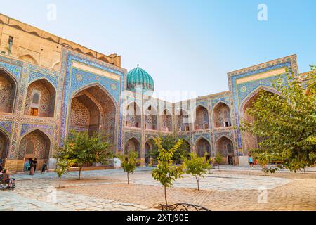 Il cortile della Madrassah Sherdor in Piazza Registan. Samarcanda, Uzbekistan - 20 luglio 2024. Foto Stock