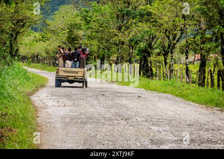 Veicolo fuoristrada collettivo su strada da Uspantan a Lancetillo, la Parroquia, Reyna, Quiche, Guatemala, America centrale Foto Stock