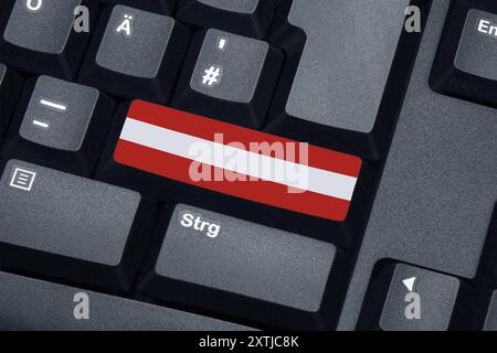 Tastatur und Flagge von Österreich Tastatur und Flagge von Österreich, 15.08.2024, Borkwalde, Brandeburgo, Auf einer Computertastatur befindet sich die Flagge von Österreich. *** Tastiera e bandiera dell'Austria tastiera e bandiera dell'Austria, 15 08 2024, Borkwalde, Brandeburgo, su una tastiera per computer è la bandiera dell'Austria Foto Stock