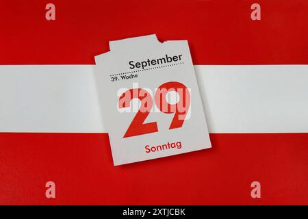 Nationalratswahl in Österreich Nationalratswahl in Österreich, 13.08.2024, Borkwalde, Brandeburgo, Auf der Fahne von Österreich liegt ein Kalenderblatt. *** Elezioni del Consiglio nazionale in Austria elezioni del Consiglio nazionale in Austria, 13 08 2024, Borkwalde, Brandeburgo, c'è una pagina di calendario sulla bandiera dell'Austria Foto Stock