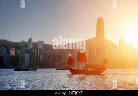 Tradizionale veliero cinese con vele rosse, porto Victoria Foto Stock