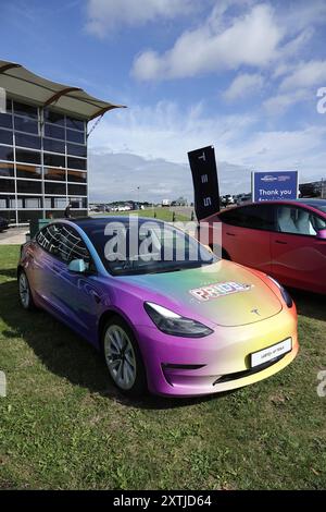 Farnborough, Regno Unito. 15 agosto 2024. Farnborough, Hampshire, Regno Unito - giovedì 15 agosto 2024 le scene DI APERTURA mentre le porte si aprono per il SALONE AUTOMOBILISTICO BRITANNICO del 2024 tenutosi presso il famoso aeroporto e centro espositivo di Farnborough credito: Motofoto/Alamy Live News Foto Stock