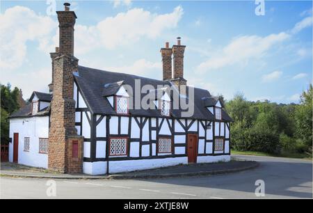 Beeston, Cheshire West e Chester, Regno Unito - 14 agosto 2024 - edificio incorniciato in legno in stile tradizionale con alti camini Foto Stock