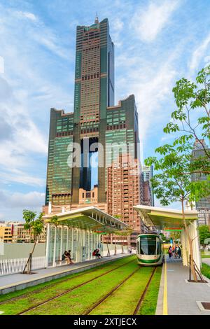 Tram della ferrovia leggera circolare KLRT a Kaohsiung, Taiwan Foto Stock