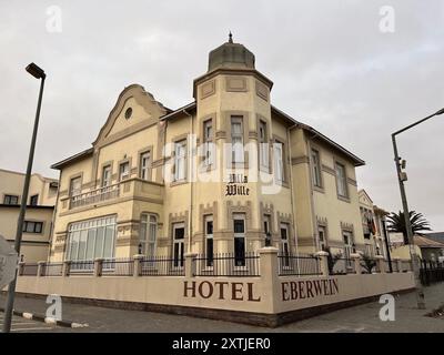 Swakopmund, Namibia. 3 agosto 2024. L'Hotel Eberwein è uno dei molti alberghi e pensioni a gestione tedesca a Swakopmund, spesso definita "la città tedesca della Namibia". La Namibia è un'ex colonia tedesca (1884-1915), allora chiamata Africa tedesca del Sud-Ovest. Credito: Kristin Palitza/dpa/Alamy Live News Foto Stock