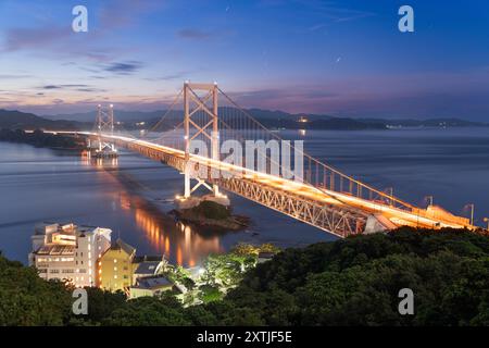 Ponte di Onaruto che collega l'isola di Awaji a Tokushima, in Giappone al crepuscolo. Foto Stock