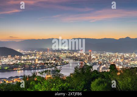 Kochi, Shikoku, skyline della città giapponese al crepuscolo. Foto Stock