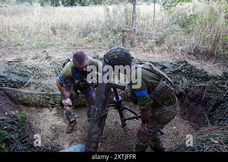 REGIONE DI DONETSK, UCRAINA - 14 AGOSTO 2024 - Servicemen del 24° re Daniele di Galizia, Brigata meccanizzata separata, sparano un mortaio nelle posizioni delle truppe russe vicino a Chasiv Yar, regione di Donetsk, Ucraina orientale. Foto Stock