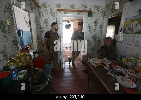 REGIONE DI DONETSK, UCRAINA - 14 AGOSTO 2024 - Servicemen del 24° re Daniele di Galizia distinto Brigata meccanizzata riposo durante una pausa tra missioni di combattimento vicino Chasiv Yar, regione di Donetsk, Ucraina orientale. Foto Stock