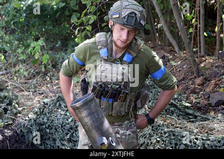 REGIONE DI DONETSK, UCRAINA - 14 AGOSTO 2024 - Un militare del 24° re Daniele di Galizia separato brigata meccanizzata spara un mortaio nelle posizioni delle truppe russe vicino a Chasiv Yar, regione di Donetsk, Ucraina orientale. Foto Stock