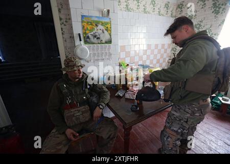 REGIONE DI DONETSK, UCRAINA - 14 AGOSTO 2024 - Servicemen del 24° re Daniele di Galizia distinto Brigata meccanizzata riposo durante una pausa tra missioni di combattimento vicino Chasiv Yar, regione di Donetsk, Ucraina orientale. Foto Stock