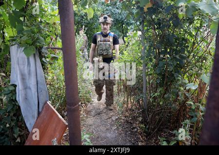 REGIONE DI DONETSK, UCRAINA - 14 AGOSTO 2024 - Un militare del 24° re Daniele di Galizia distinto brigata meccanizzata riposa durante una pausa tra le missioni di combattimento vicino a Chasiv Yar, regione di Donetsk, Ucraina orientale. Foto Stock