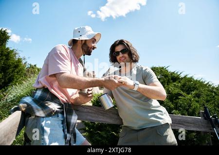 Una coppia gay gode di una soleggiata escursione estiva insieme, condividendo un momento di amore e risate nella natura selvaggia. Foto Stock