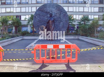 Londra, Regno Unito. 15 agosto 2024. La statua di Mary Seacole, infermiera di origine giamaicana del XIX secolo, fuori dall'ospedale di San Tommaso, è stata vandalizzata con vernice e graffiti. Crediti: Vuk Valcic/Alamy Live News Foto Stock