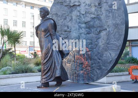 Londra, Regno Unito. 15 agosto 2024. La statua di Mary Seacole, infermiera di origine giamaicana del XIX secolo, fuori dall'ospedale di San Tommaso, è stata vandalizzata con vernice e graffiti. Crediti: Vuk Valcic/Alamy Live News Foto Stock