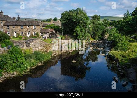 Il fiume Bain a Bainbridge, Wensleydale, Yorkshire Dales National Park, North Yorkshire Foto Stock