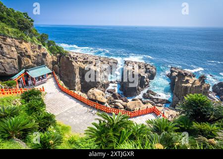 Santuario di Udo lungo la costa di Nichinan, prefettura di Miyazaki, Giappone lungo la splendida costa della scogliera. Foto Stock