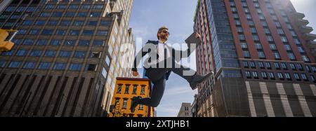 Uomo d'affari che salta per strada. Avanti salto e passi. Concetto di ambizioni aziendali. Strategia di successo aziendale. Sviluppo della crescita creativa Foto Stock